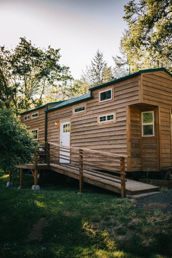 Umpqua'S Last Resort - Wilderness Cabins, Rv Park & Glamping Idleyld Park Exterior photo
